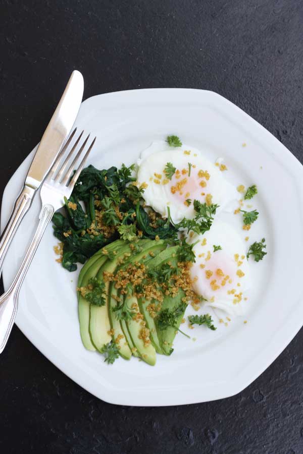 Poached eggs with avocado, spinach & crispy quinoa