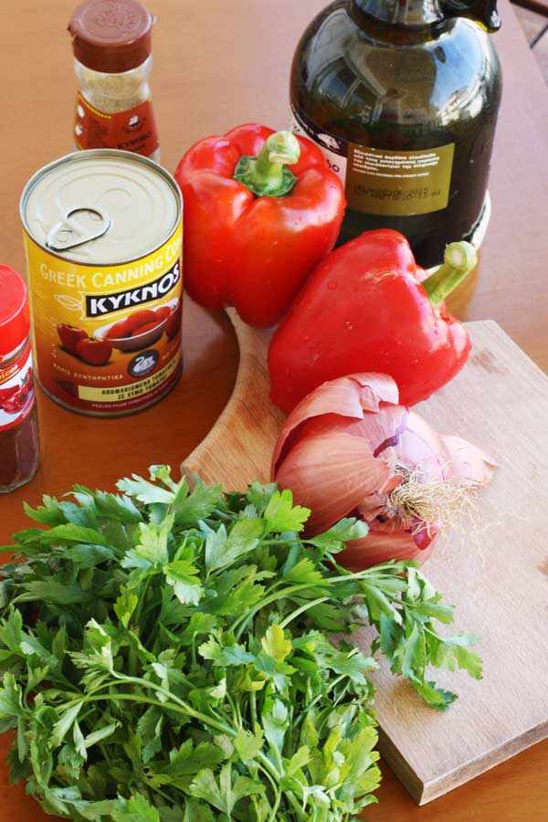 Ingredients for eggs with tomatoes, red peppers & bacon