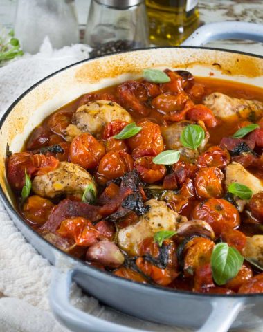 Baked chicken with cherry tomatoes and chorizo (one pan, only six ingredients)