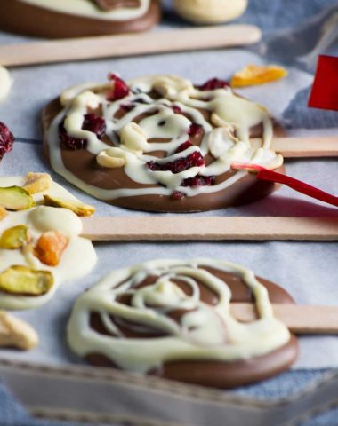 Chocolate lollipops - a perfect little homemade food gift from Scrummy Lane