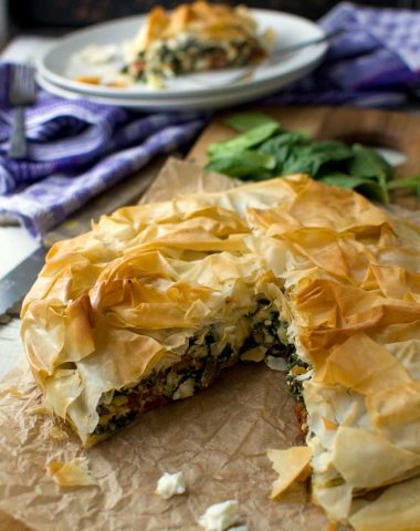 This spinach and feta filo pie tastes just like the 'spanakopita' you get in Greece, and it's soooo easy to make!