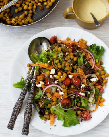 Quinoa salad with crispy chickpeas - so simple, but so addictive!