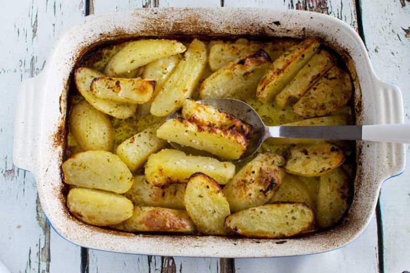 The best Greek potatoes (with a video) Scrummy Lane