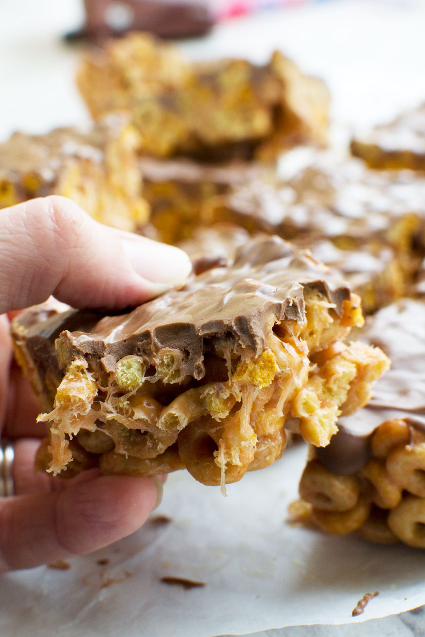 Closeup of someone eating a peanut butter cheerio bar 