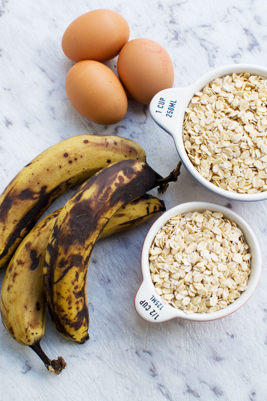 Ingredients for banana oat waffles (oats, bananas and eggs)