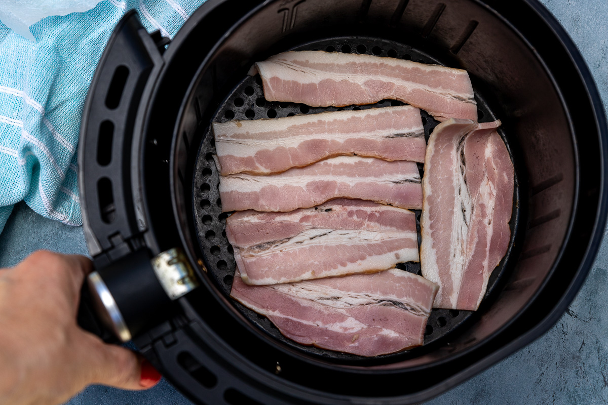 https://scrummylane.com/wp-content/uploads/2022/01/how-to-air-fry-bacon-1.jpg